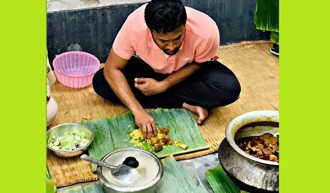 উঠোনে বসে কলাপাতায় ভাত খেলেন সাকিব, ভাইরাল ছবি